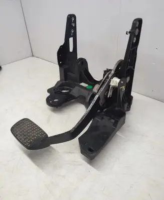 Chevrolet Cruze Brake pedal 13331972