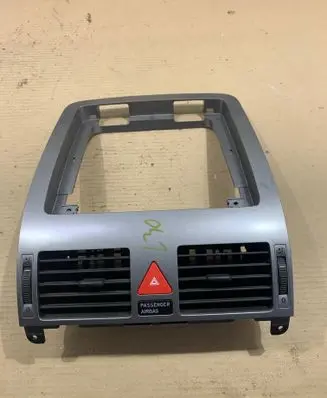 Volkswagen Touran I Dash center air vent grill
