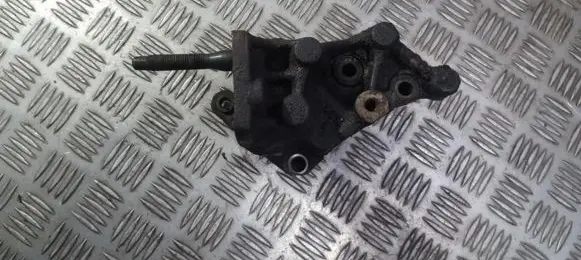Hyundai Trajet Engine mounting bracket
