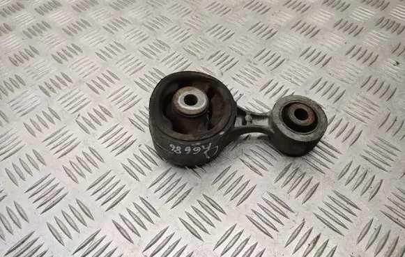 Honda CR-V Engine mount bracket