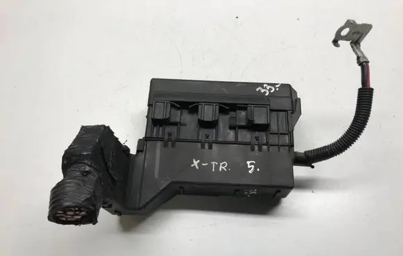 Nissan X-Trail T30 Fuse box set 24382AU010 7154-3266