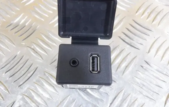 Opel Mokka USB socket connector 20874710 NAL114044CD9