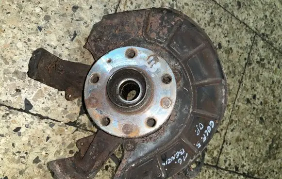 Volkswagen Golf V Front wheel hub