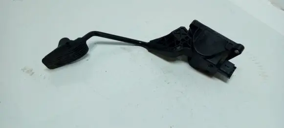 Accelerator throttle pedal