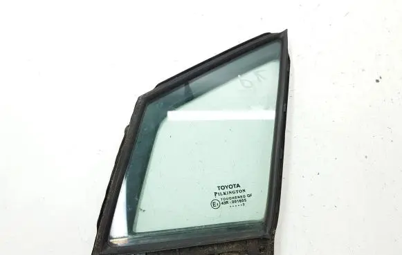 Toyota Avensis T270 Front door vent window glass four-door 6821605010 E143R001605
