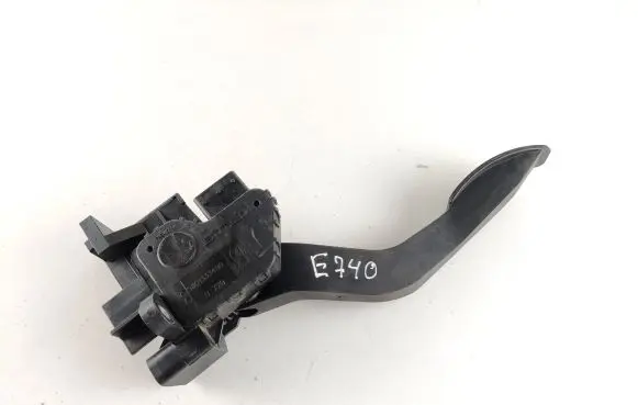 Accelerator throttle pedal