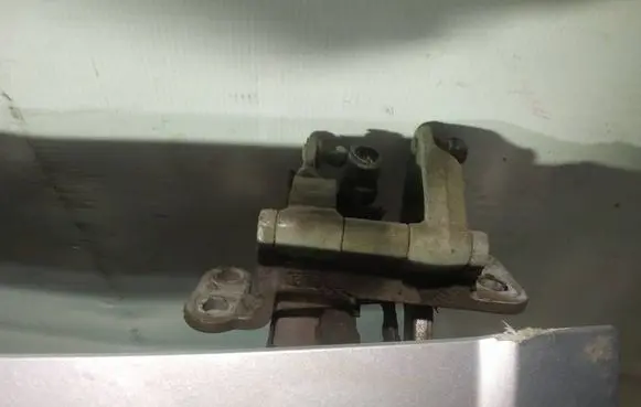 Volkswagen Touareg I Tailgate/trunk/boot hinge