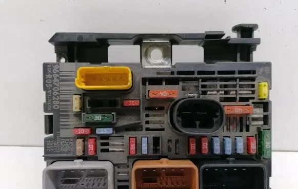 Peugeot 308 SW Fuse module 9664706280