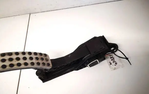 Mercedes-Benz ML W164 Accelerator throttle pedal a1643000104