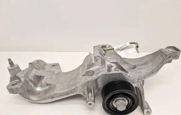 Peugeot 3008 II Generator/alternator bracket 9833032280