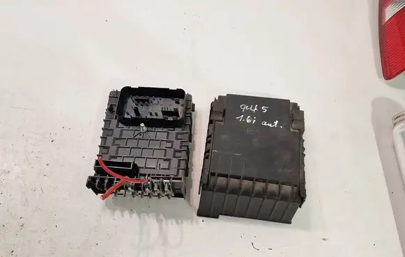 Volkswagen Golf V Fuse module 1K0937125