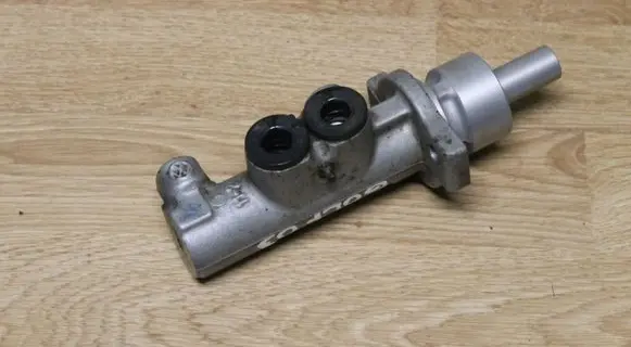 Volkswagen Golf IV Master brake cylinder 21027099