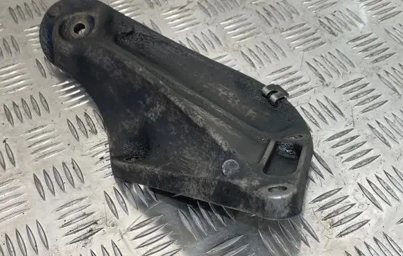 BMW 5 E60 E61 Engine mounting bracket 6771069 13807410 E1C46000