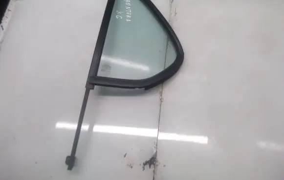 Opel Frontera B Rear vent window glass 