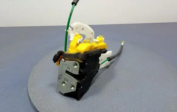 Hyundai i30 Front door lock 81310-A6100