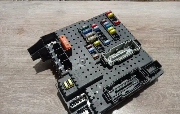 Volvo XC90 Fuse module 28017881 30728512 30728273