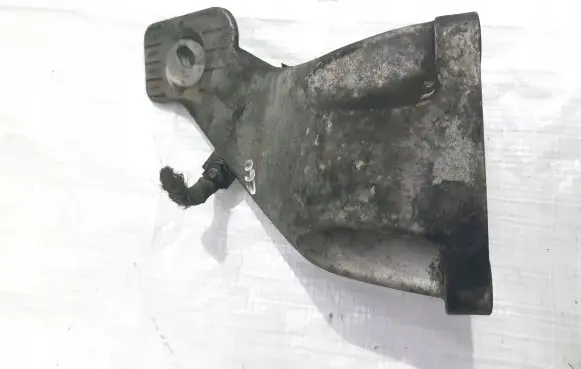 BMW 5 E60 E61 Engine mounting bracket 6777056