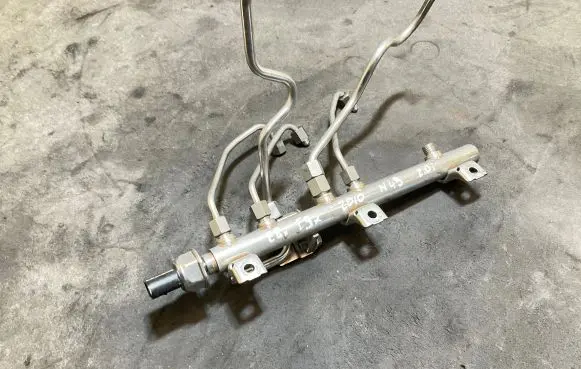 BMW 3 E90 E91 Fuel pressure regulator 7562474