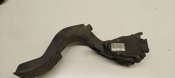 Volkswagen PASSAT B5 Accelerator throttle pedal 8D1721523