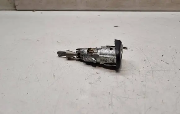 Volkswagen Golf V Front door lock (next to the handle) 1K0837167C