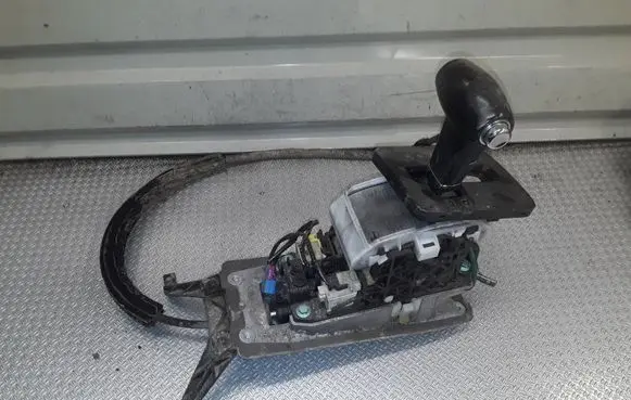 Volkswagen Touareg I Gear shifter/selector 7L6713025C