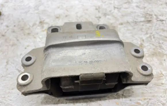 Skoda Octavia Mk2 (1Z) Engine mount bracket 1K0199555N
