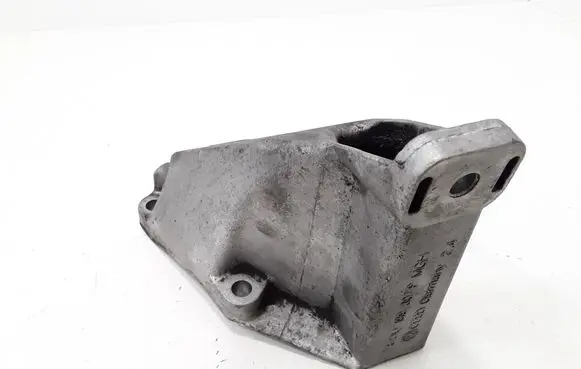 Volkswagen PASSAT B5.5 Engine mounting bracket 8D0199307P