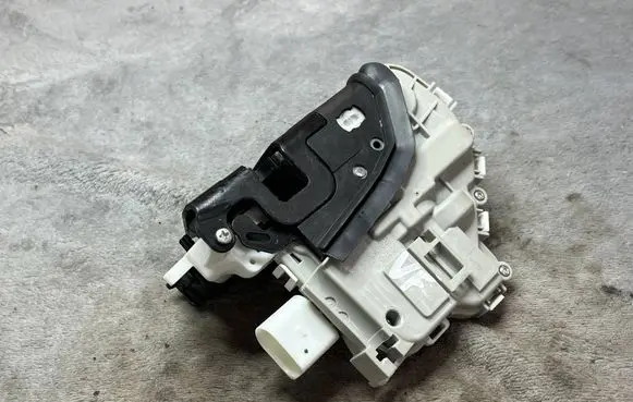 Audi A5 8T 8F Rear glass lock/latch T1560 8X1837015B