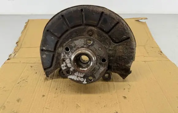 Volkswagen Touran I Front wheel hub spindle knuckle