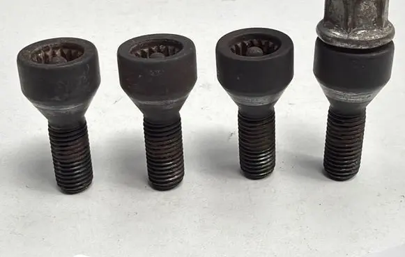 BMW 3 E90 E91 Anti-theft wheel nuts and lock