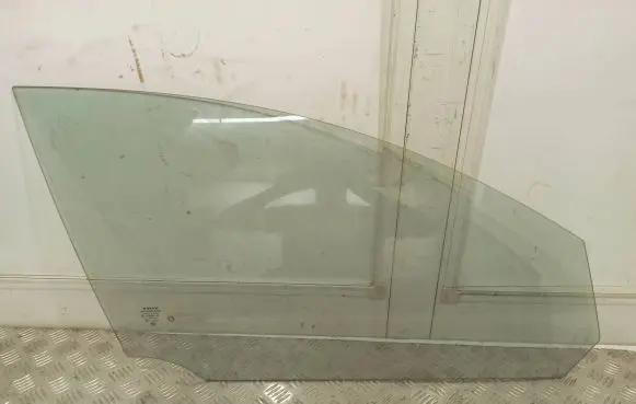 Volvo V50 Front door window glass four-door 43R001106 E000186 DOT57M53AS2