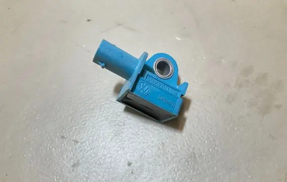 Audi Q3 8U Airbag deployment crash/impact sensor 5K0959351A