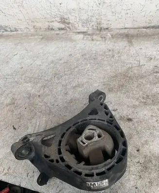 Opel Insignia A Engine mount bracket