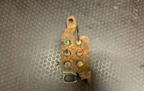Audi A6 Allroad C5 Air suspension valve block 4F0616013