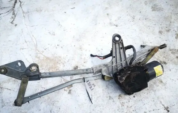 Renault Laguna I Front wiper linkage and motor