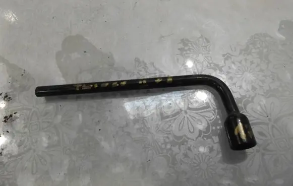 Renault Twingo II Wheel nut wrench 