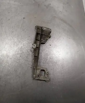 Engine mounting bracket