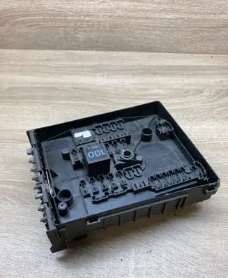 Volkswagen Touran I Fuse module 1K0937125