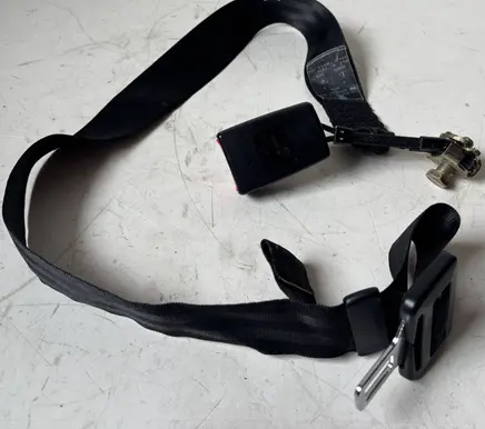 Volkswagen Golf IV Middle seatbelt (rear) 33026412A