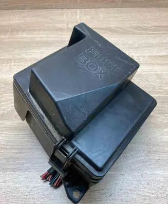 Mazda 323 Fuse module 379E08 339E13