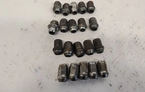 Toyota Avensis T270 Nuts/bolts 