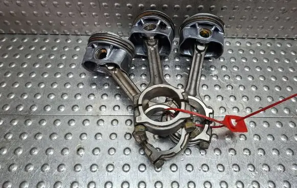 Renault Clio IV Piston with connecting rod S27635692 H4B408 H4B400