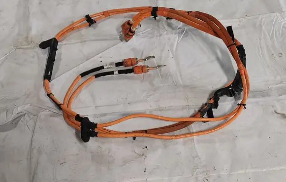 Volkswagen Jetta VI Positive cable (battery) 5C0971015C