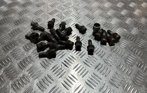 Nissan Qashqai Anti-theft wheel nuts and lock PU17988