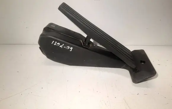 BMW 1 E81 E87 Accelerator throttle pedal 6786589