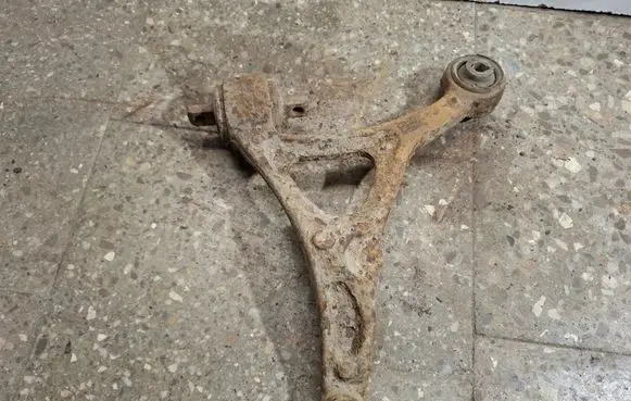Volvo XC90 Front lower control arm/wishbone 8646613