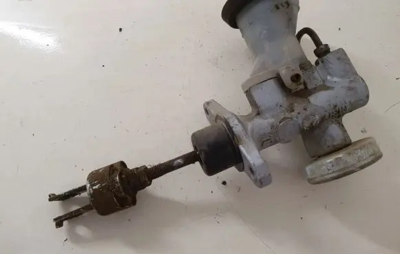 Toyota Land Cruiser (HDJ90) Clutch master cylinder