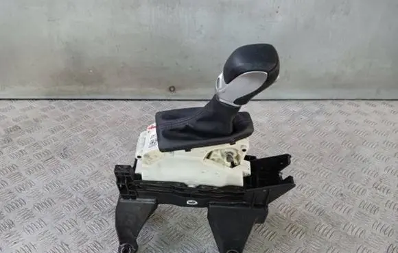 Hyundai Santa Fe Gear shifter/selector 46700S1XXX