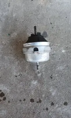 Volkswagen PASSAT B5.5 Engine mount bracket