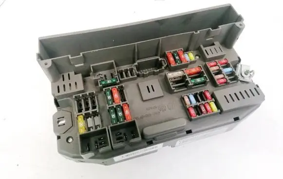 BMW 1 E81 E87 Fuse box set 518967010c 697638402